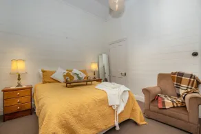 Pet-Friendly Blue Mountains Cottage with Indoor Fireplace - Image 5
