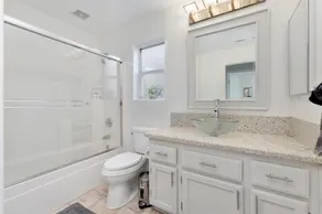Revitalizing 3 Bedroom Home in Bakersfield with Pool and Wi-fi - Image 4