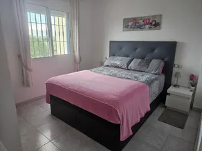 Tranquil 2 Bedroom Duplex Apartment overlooking Lakes - Image 4