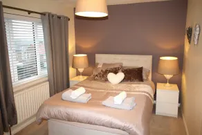 3 Bedroom House - Parking - Wifi - Fully Refurbished Throughout - New Kitchen & Bathroom - Image 4