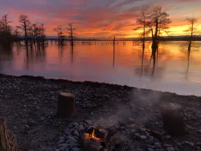 Moon Lake MS lakeside lodge perfect for family or couples getaway! - Image 2