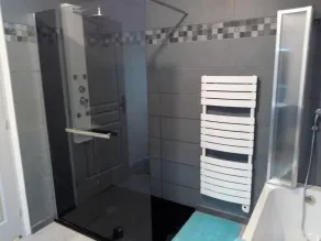 Stenhus fuld landskab nær et bycentrum - Image 3