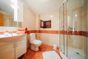 Charming 2-Bed Apartment - Image 2