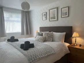 Bright an airy with a luxury Super King bed and a beautiful cottage garden. - Image 4