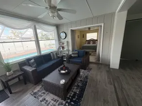 Contemporary Remodeled, minutes from beach! - Image 4