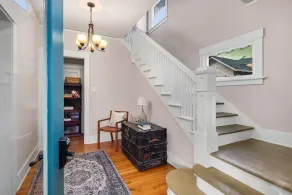 Spacious Charming Craftsman Seattle Apartment - Image 2