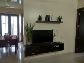 Comfortable & Spacious Home Near Airport - Image 5
