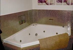 ATELIER Spa Fireplace Queen Bed Wifi Netflix Off Street Parking in Quiet Area - Image 2