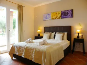 Luxury apartment on ground floor with sea views, private garden - Image 5
