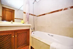 Appartement de deux chambres avec Wifi et clima, Proche de la plage entre Estepona et San Pedro - Image 3