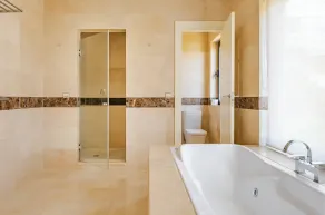 Private villa with breathtaking views - Image 3