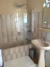 Sunny A/C apartment with terrace overlooking countryside and private pool - Image 2