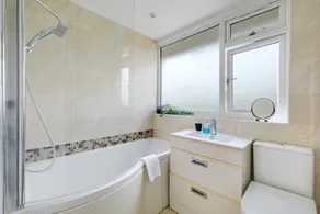 Elegant 5 Bed Home with Garden & Parking - Slough - Image 4
