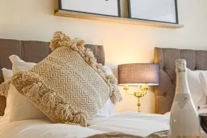 Cosy House- Sleeps 7 Centrally Located Free Parking, Fast WIFI Smart Tv with Sky and Netflix Business Travellers Relocators Leisure Welcome - Image 5