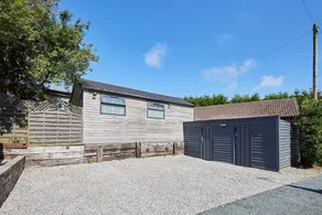Host & Stay - Sunnyside Studio - Image 5