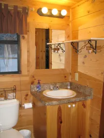 Romantische und gemütliche 1BR \"Real Log Cabin\" Riverside w / Whirlpool, Kamin + (4 Personen) - Image 3