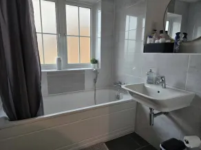 House - Sleeps 6 & Parking - Image 5