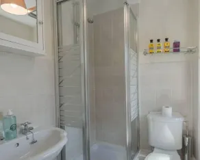 \"Ginger and Gold Haven\" – Peaceful Retreat with Free Parking, Garden, and Super King Bed - Image 3