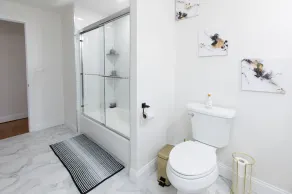 Spacious 4BR with Modern Amenities – Family-Friendly  - Image 2