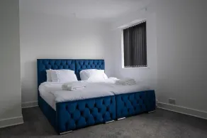 2-bedroom- Stoke-on-Trent-Sleeps 5-PetsOk - Image 4