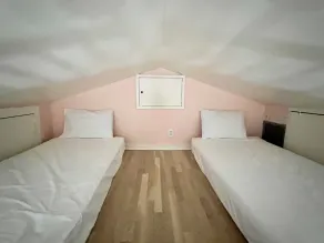 Guest Home w King bed, Steps To Beach And Pool + 2 Adult Bikes! - Image 3