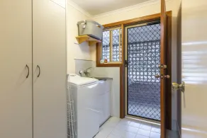 Barossa Get-a-Way / Sleeps 10 - Spa/Wifi/Foxtel - Perfect for Groups & Families - Image 2