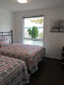 Stunning Waterfront! Easy access stairs to water, wifi. Central AC , 2 bathrooms - Image 4