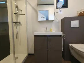 Luxury cottage with shared pool next to lake - Image 2
