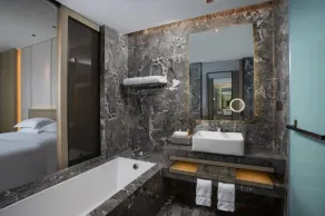 Ramada Plaza Hotel - Image 4