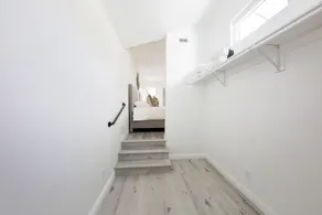 Modern clean relaxing gateway! Close to all LA fun! - Image 2