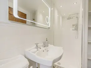2 bedroom accommodation in Ringwood - Image 3