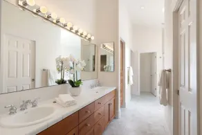 Large Open Home on Golf Course with Chef's Kitchen - Image 5