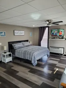 Contemporary king w/futon - Image 4