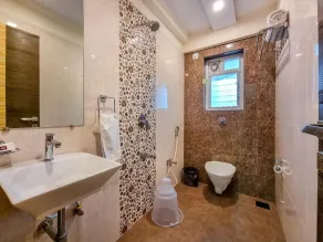 2 bedroom service apartment near Mumbai Airport - Image 2