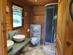 SunnySide Chalet, Ideal for 6 People. Relax in this tranquil setting - Image 2