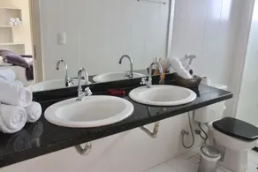 APARTAMENTO todo mobilado, com 2 VAGAS de garagem. - Image 2