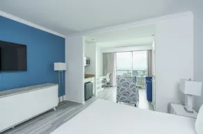 Fontainbleau Hotel Tresor Ocean View Junior Suite - Image 5