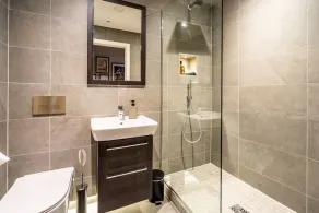 Stunning 3 bedroom luxury - Image 3