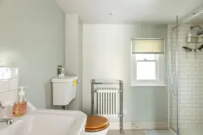 Spacious, light apartment sleeps up to four - Image 5