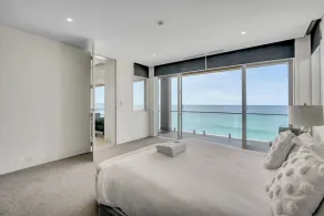 Royal Retreat: Luxury Beachfront View - Image 4