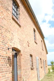 Lovingly converted workshop in former stable building - Image 4