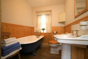 Traditional Springburn cottage, Loch Fyne 50m, sleeps 5 - Image 3