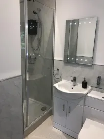 Spacious Studio Apartment with en-suite, full kitchen and private entrance - Image 3