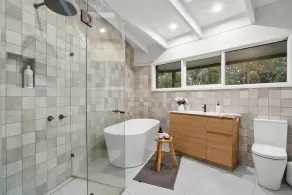 ‘Jodeline’ Lakehouse by the Coast - Image 2