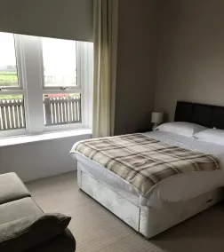 3 soveværelser, gratis WiFi, parkering uden for gaden. Central Ayrshire, 20 minutter til Glasgow - Image 4