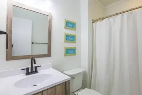 10 Minutes to Beach & Downtown!  Renovated Dog Friendly Home w/ Bunk Bedroom & Fenced Backyard - Image 3