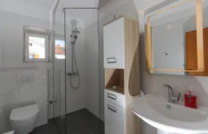 Appartement entièrement équipé avec terrasse | Vue sur l'eau - Image 3