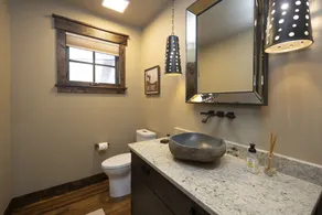 Spacious Elegance, 5 en-suites, hiking trail to town, packed with amenities! - Image 3