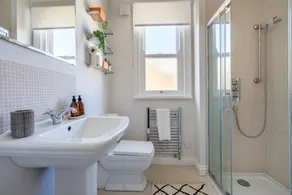 21 Scarcroft Road -  a family break that sleeps 6 guests  in 3 bedrooms - Image 2