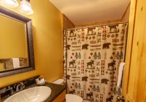 Cabane en rondins 4BR, vues sur les montagnes à longue portée, suite king avec bain à remous, bain à remous, tables de jeux! - Image 2